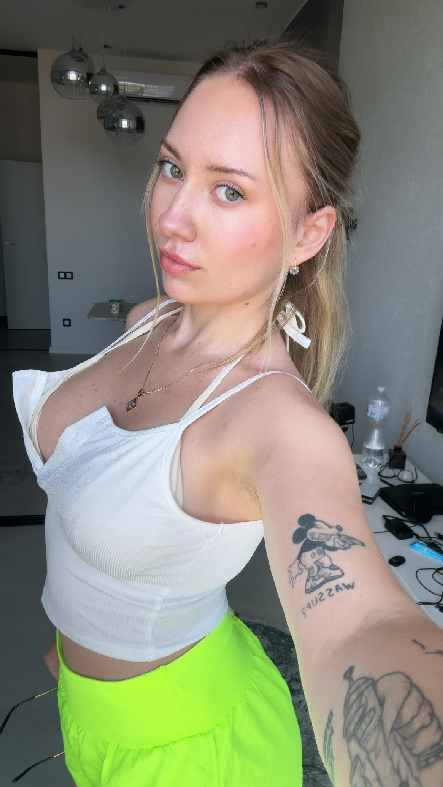 KateV in her underwear in Jeddah