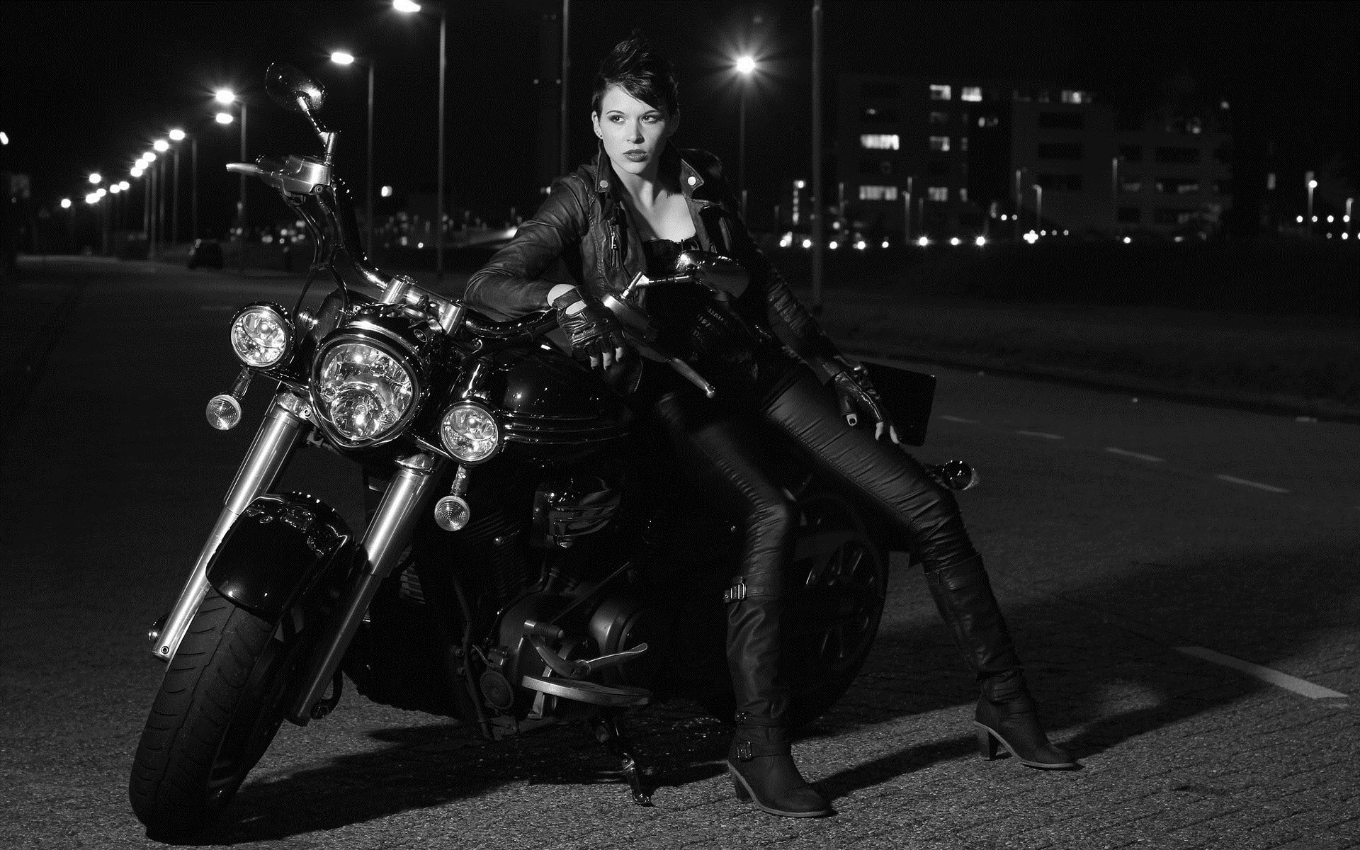 Photo Beautiful girls and motorcycles in Jeddah